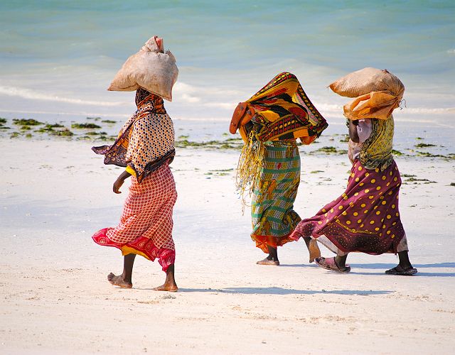 Femmes sur la plage à Zanzibar