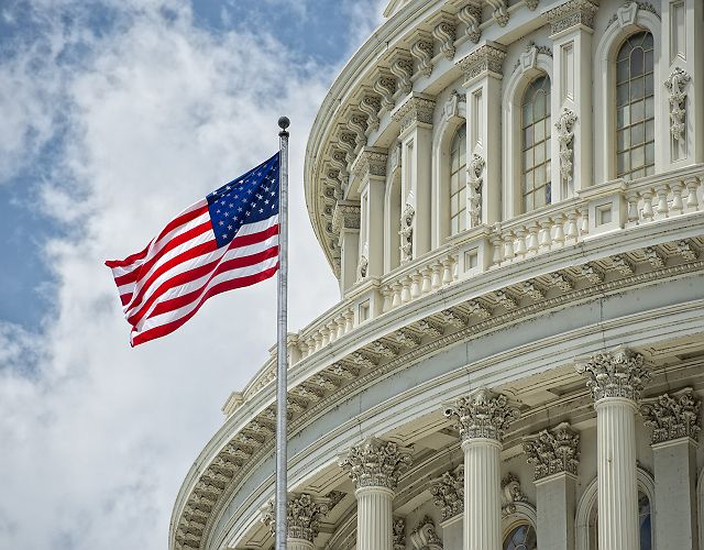 Le Capitole avec un drapeau américain à Washington aux Etats Unis