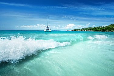 Seychelles - Vagues à la plage Anse Lazio à l'île Praslin