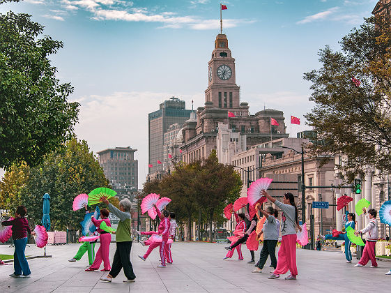 Cours de Tai Chi sur le Bund, célèbre boulevard de Shanghai - Chine