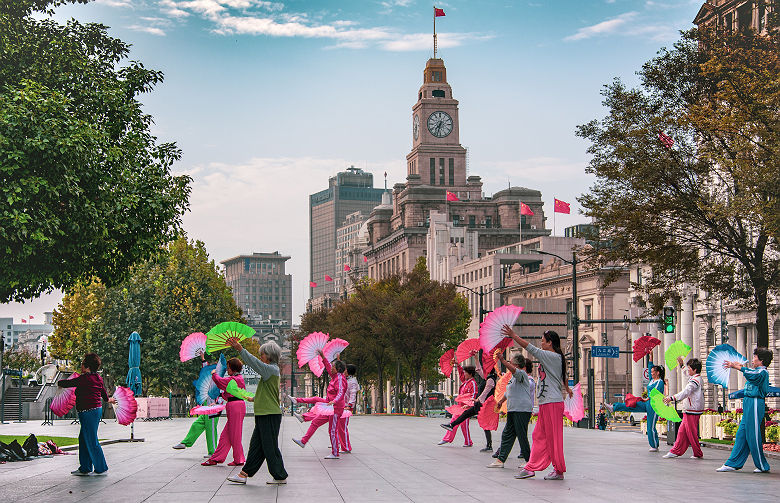 Cours de Tai Chi sur le Bund, célèbre boulevard de Shanghai - Chine