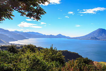 Guatemala - Vue sur le lac Atitlan et le volcan actif Agua