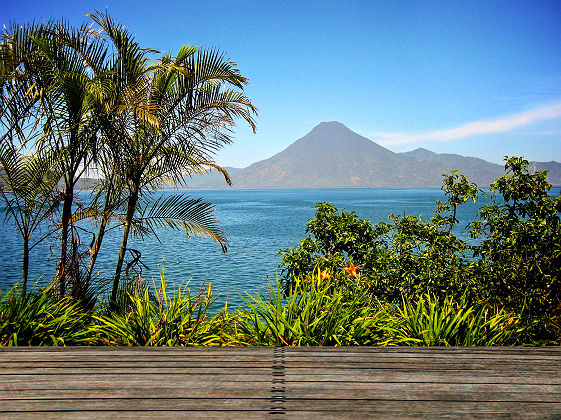 Terrasse sur la lac Atitlan et vue sur le volcan - Guatemala