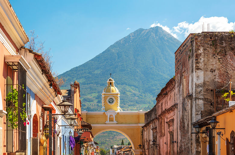 Ville d'Antigua et volcan - Guatemala