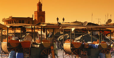 Marché sur la place Jemaa el-Fna à Marrakech, au Maroc