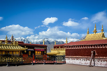 Tibet - Cour intérieure du temple bouddhiste Jokhang à Lhassa avec les montagnes Himalaya en arrière-plan