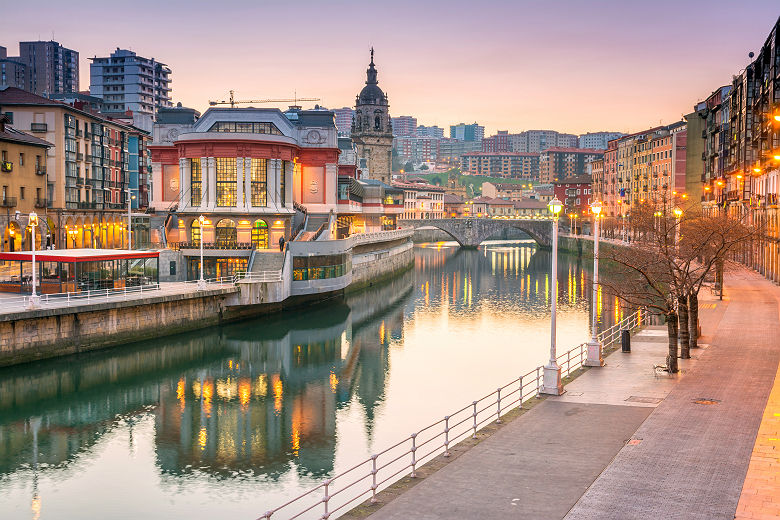 Espagne - Vue sur le canal et la ville de Bilbao