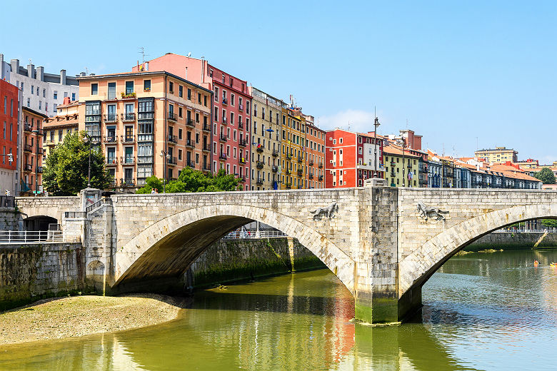 Espagne - Vue sur le canal et la ville de Bilbao