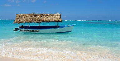 Bateau à fond de verre sur la plage de Punta Cana, en République dominicaine