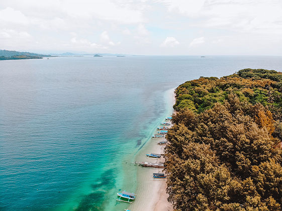 Plage de Lombok et ses bateaux de pêche traditionnels et colorés.