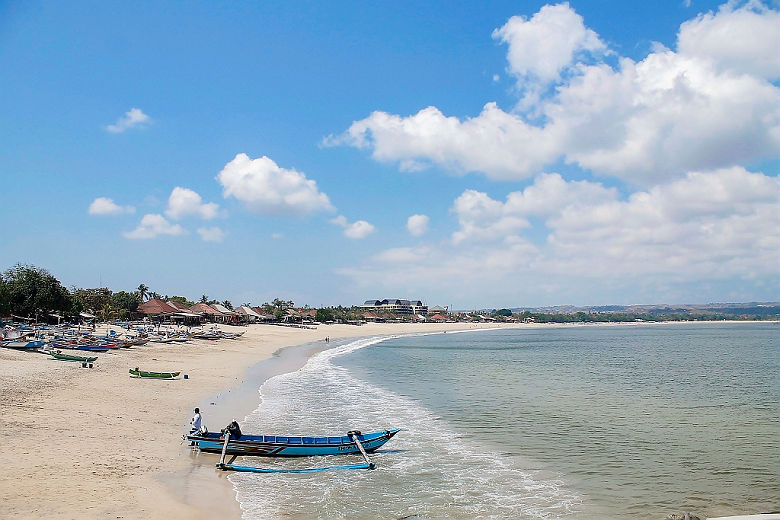 Bateau de peche sur la plage Jimbaran, Bali - Indonesie