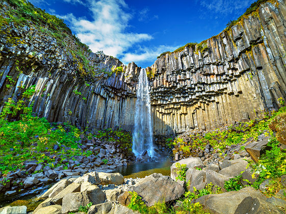 Cascade Svartifoss dans le Skaftafell National Park - Islande