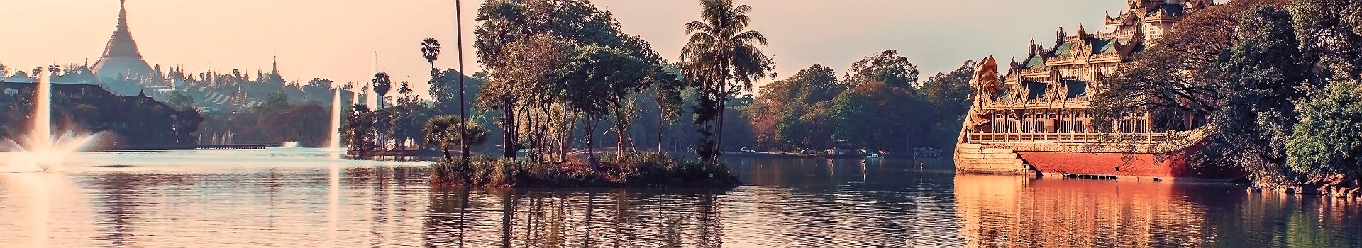 Birmanie - Vue sur le palais Karaweik bordé par le lac Kandawgyi, Yangon