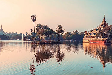 Birmanie - Vue sur le palais Karaweik bordé par le lac Kandawgyi, Yangon