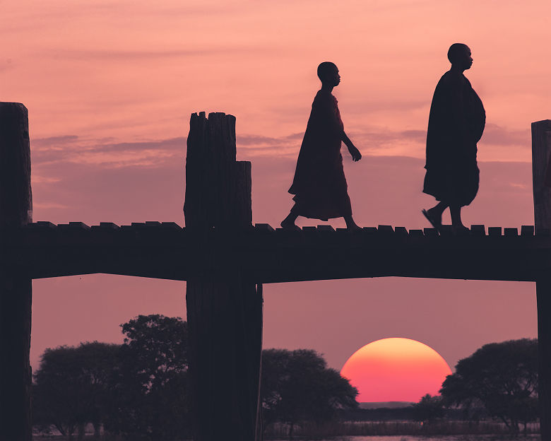 Deux moines sur le pont U-bein à Mandalay - Birmanie