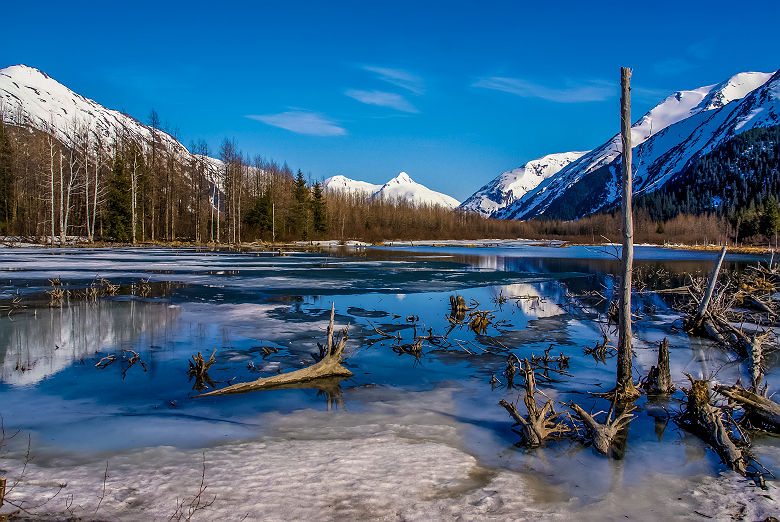 Lac glacé et montagne près de Anchorage - Alaska