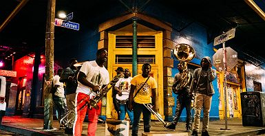 Groupe de musique jouant dans la rue Frenchmen Street, La Nouvelle-Orléans