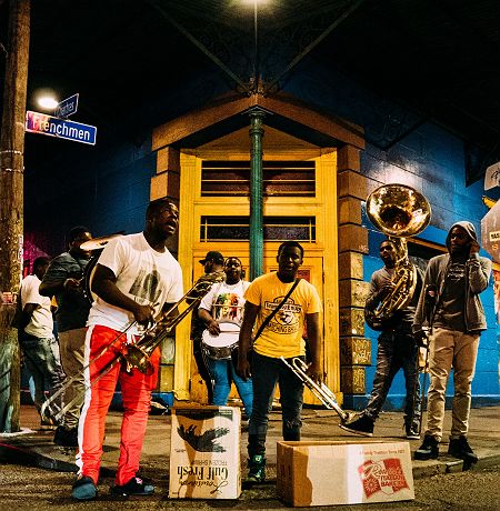 Groupe de musique jouant dans la rue Frenchmen Street, La Nouvelle-Orléans