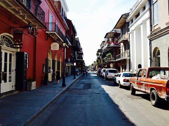 Rue avec maisons colorées à la Nouvelle-Orléans