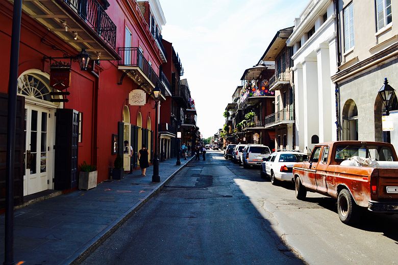 Rue avec maisons colorées à la Nouvelle-Orléans