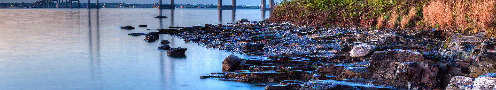 Etats-Unis - Vue sur le pont &quot;Newport&quot; au lever de soleil depuis la plage à Jamestown