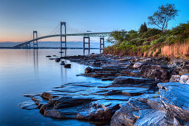 Etats-Unis - Vue sur le pont &quot;Newport&quot; au lever de soleil depuis la plage à Jamestown