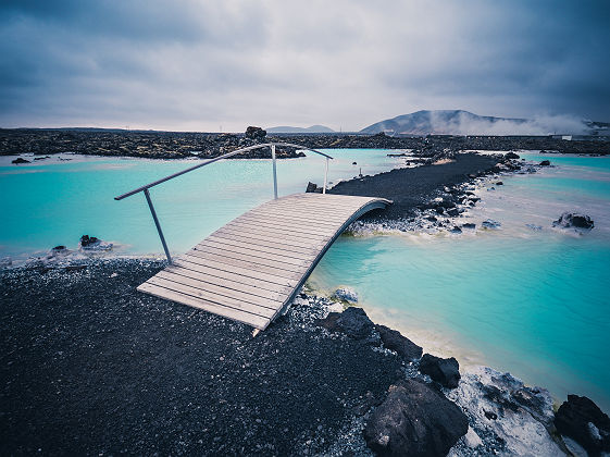 Islande - Pont en bois sur le lagon bleu géothermal (Bláa Lónið) à Reykjanesskagi