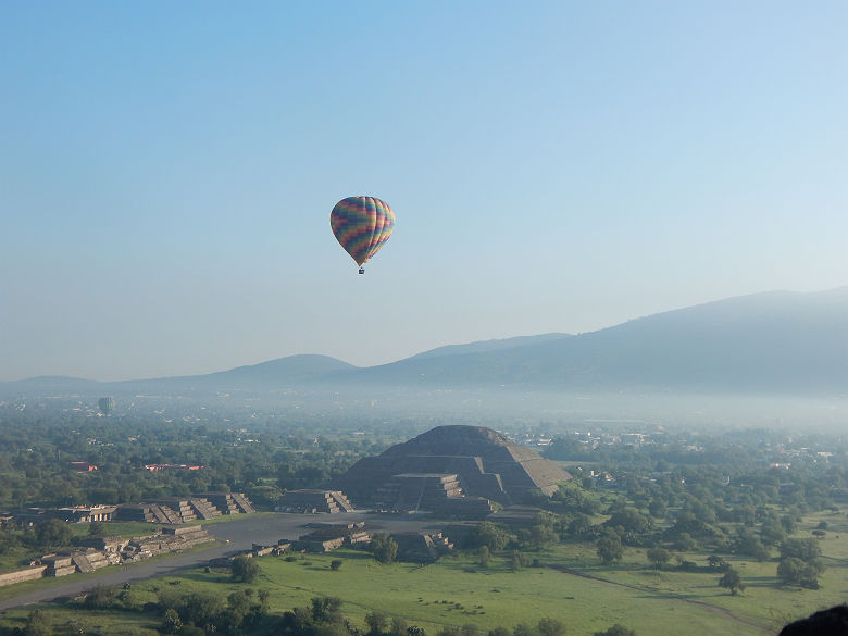 Vue aérienne de Teotihuacan et Mongolfière - Mexique