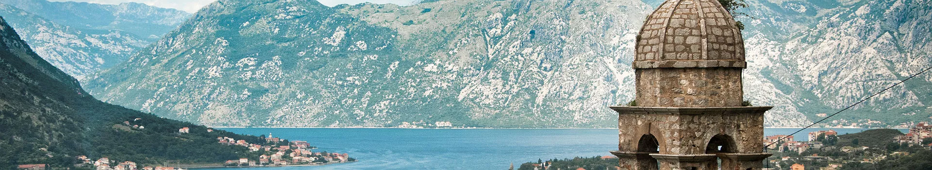 Montenegro - Vue sur le campanile de l'église et la ville de Kotor en arrière-plan