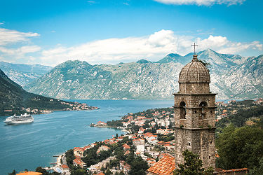 Montenegro - Vue sur le campanile de l'église et la ville de Kotor en arrière-plan