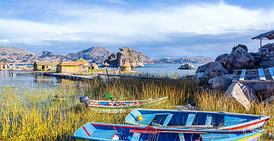 Barques colorées sur une Ile du Lac Titicaca - Pérou