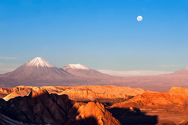 Les volcans Licancabur et Juriques, vallée de la lune, désert d'Atacama - Chili