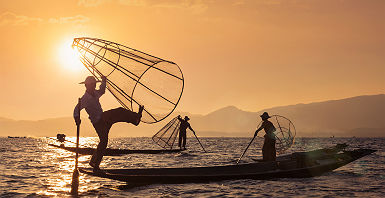 Birmanie - Pêche traditionnelle au coucher de soleil à Amarapura