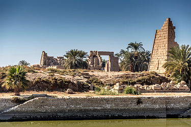 Egypte - Vue du temple Karnak depuis l'autre rive