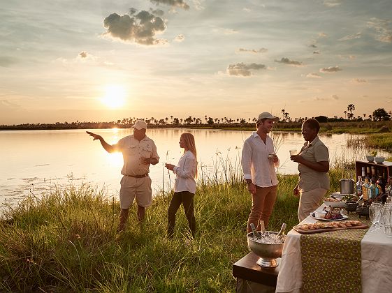 Sundowner au bord du delta depuis le Sanctuary Baine's Camp