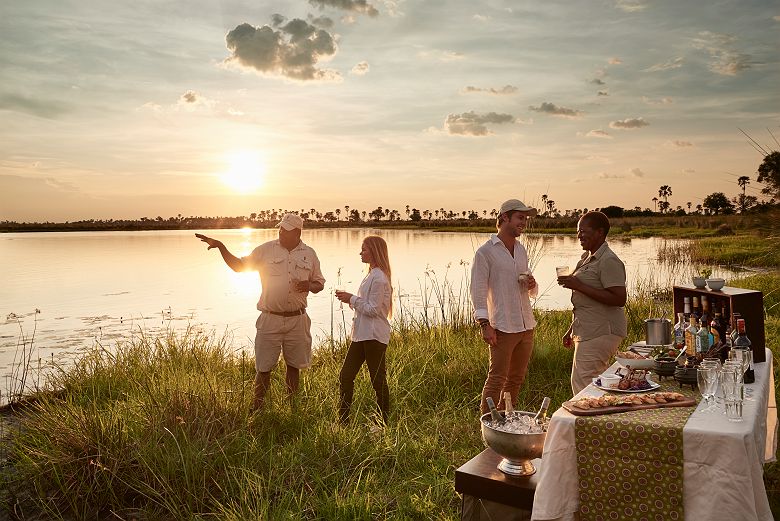 Sundowner au bord du delta depuis le Sanctuary Baine's Camp