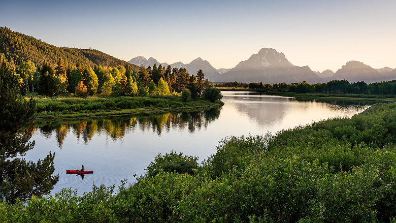 Parc National de Grand Teton - Vue sur la rivière &quot;Snake&quot; avec pêcheur en kayak