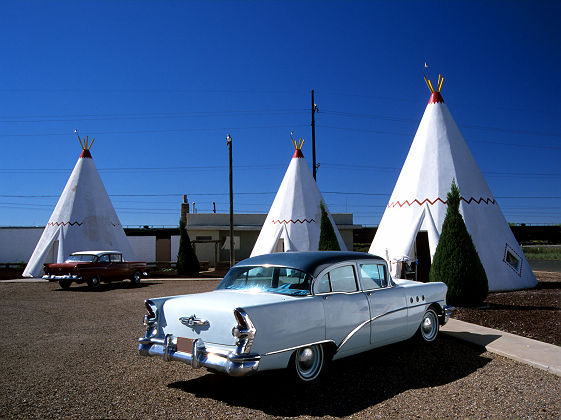 Voiture vintage devant un hotel avec des tipis à Holbrook, sur la route 66 aux Etats Unis