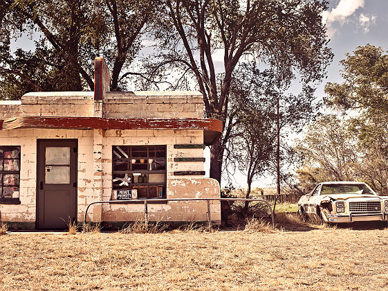 Restaurant abandonné et voiture ancienne au Nouveau Mexique sur la route 66 aux Etats Unis