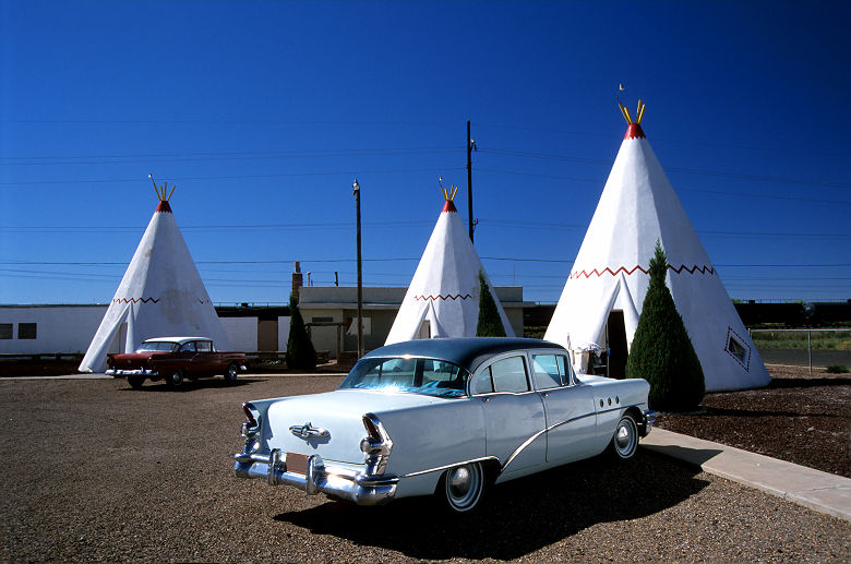 Voiture vintage devant un hotel avec des tipis à Holbrook, sur la route 66 aux Etats Unis