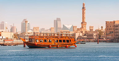 Bateau de croisière en bois à Dubaï