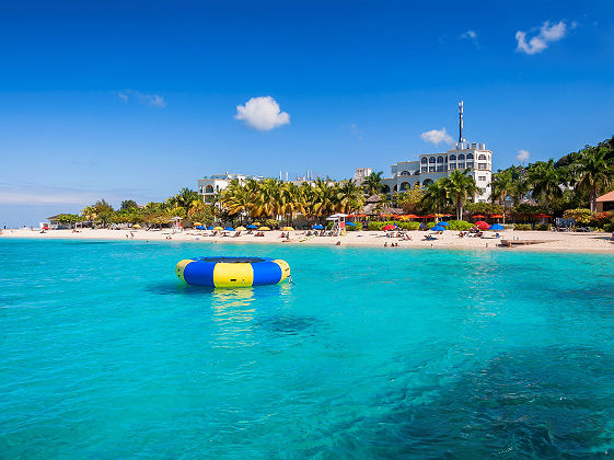 Plage ensoleillée et mer turquoise a Montego Bay