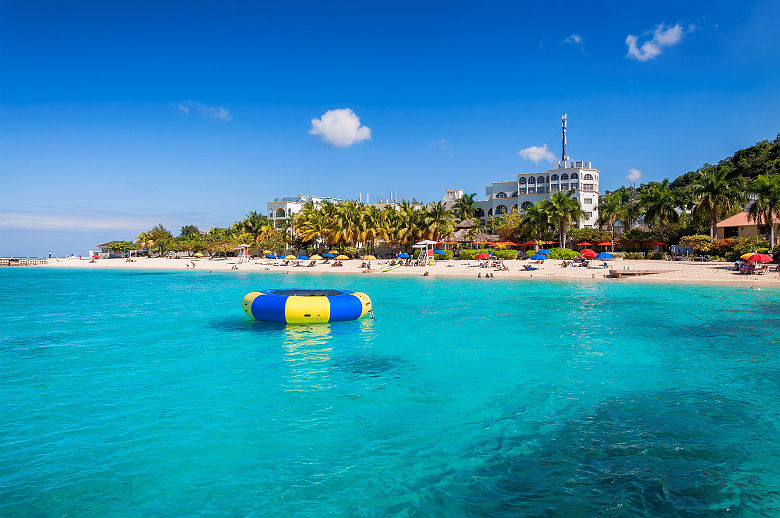 Plage ensoleillée et mer turquoise a Montego Bay