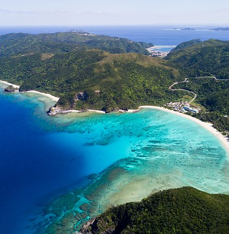 Images de drones sur l'océan à Okinawa, au Japon