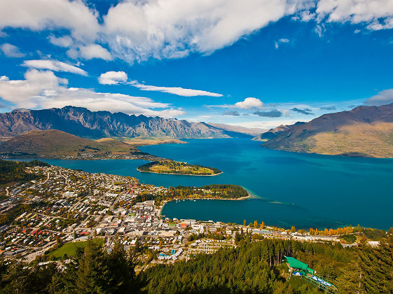 Nouvelle Zélande - Vue aérienne de la ville de Queenstown