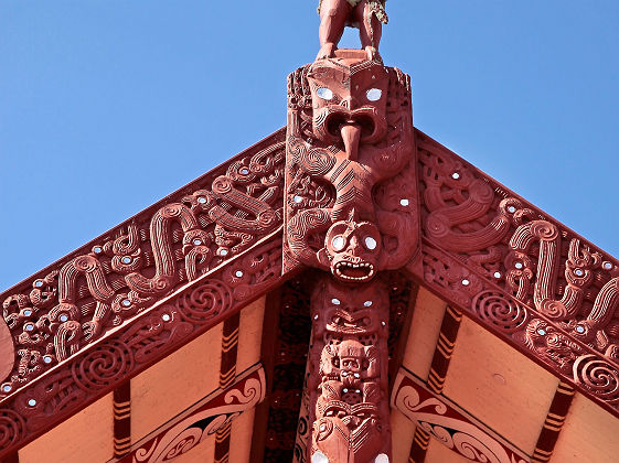 Maison avec des sculptures maoris dans Rotorua, en Nouvelle-Zélande