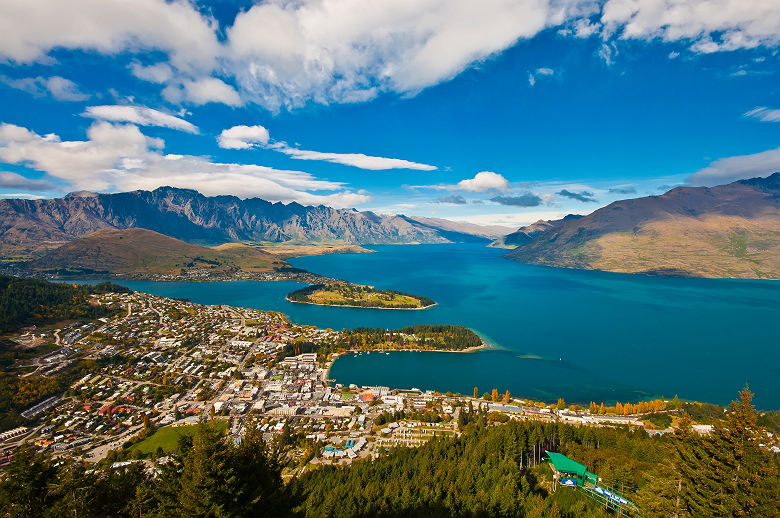 Nouvelle Zélande - Vue aérienne de la ville de Queenstown