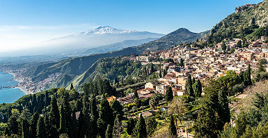 Vue panoramique sur Taormina et l'Etna, en Sicile