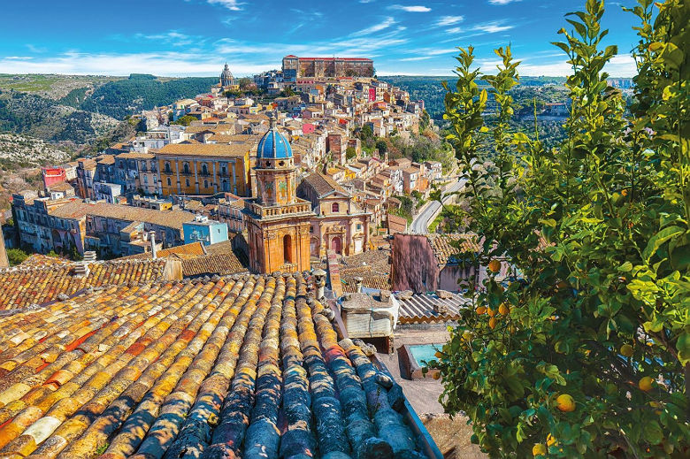 Lever de soleil dans la vieille ville baroque de Ragusa en Sicile