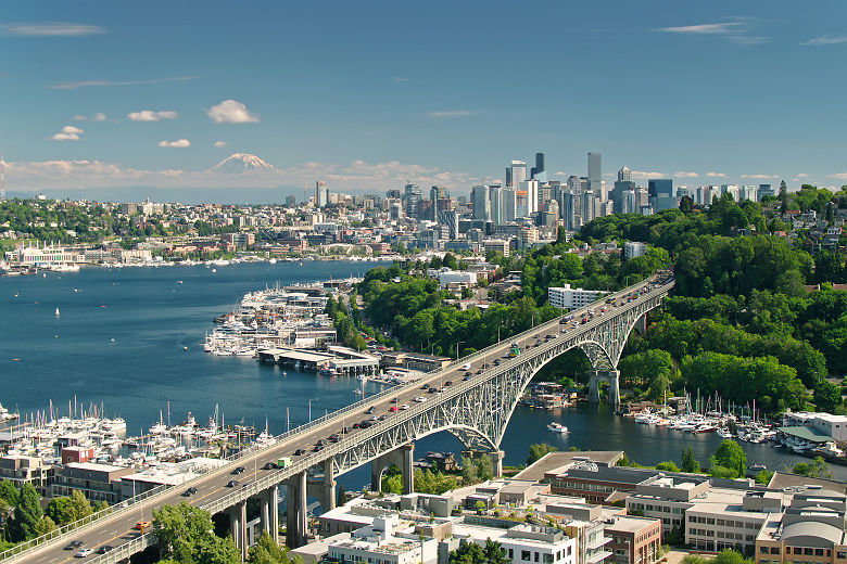 Drone Shot de Seattle avec le mont Rainier en fond